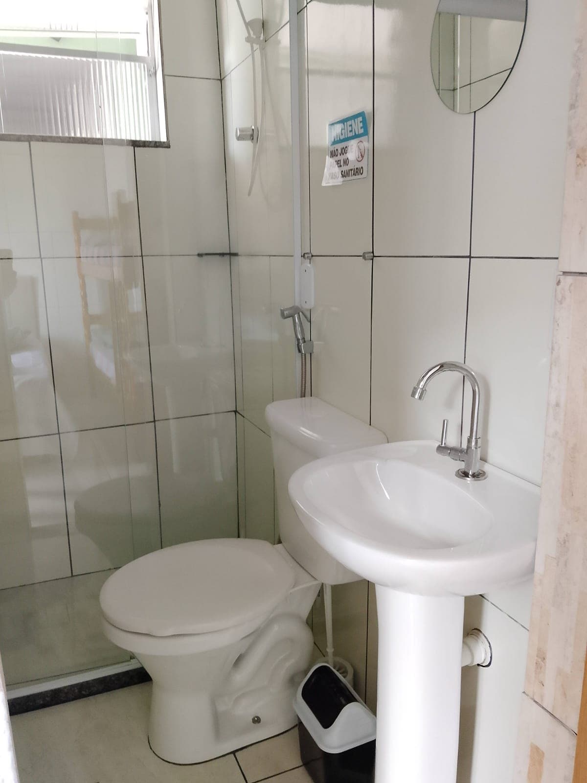 Banheiro claro da Pousada Guimarães