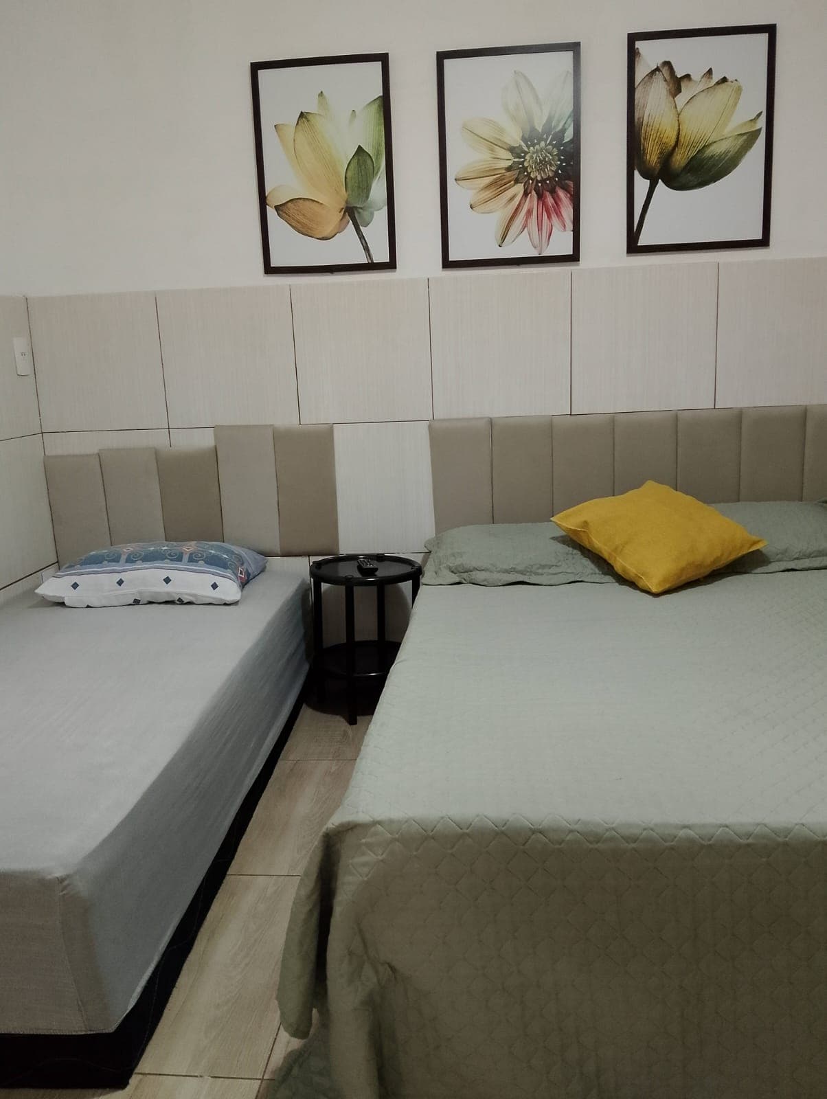 Acomodação com duas camas na Pousada Guimarães