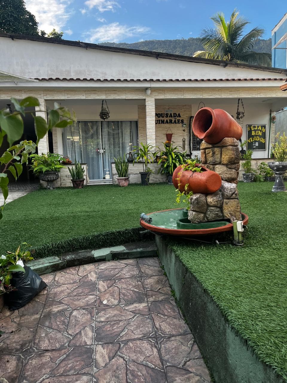Fachada interna e jardim da Pousada Guimarães