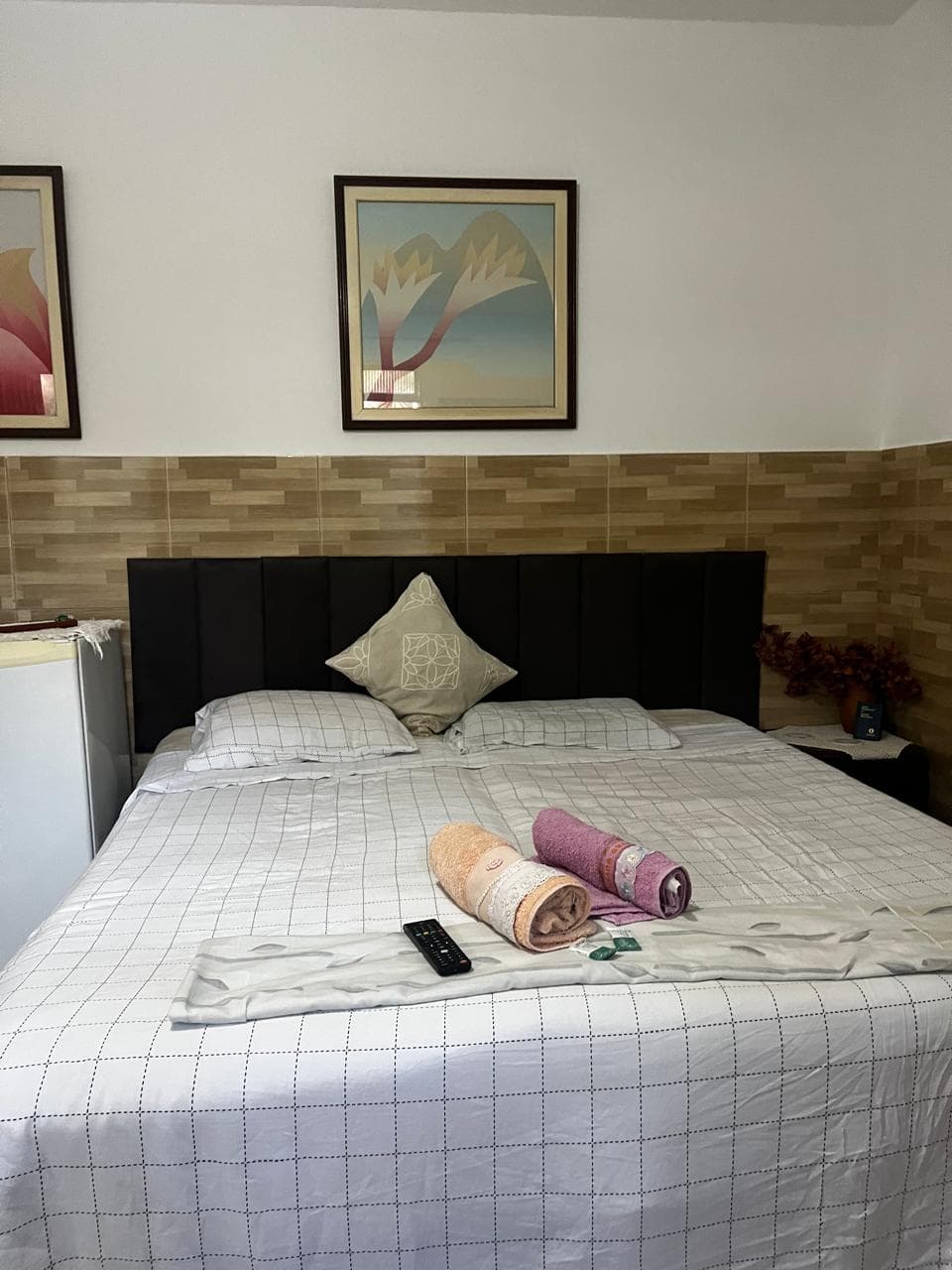 Cama arrumada na Pousada Guimarães