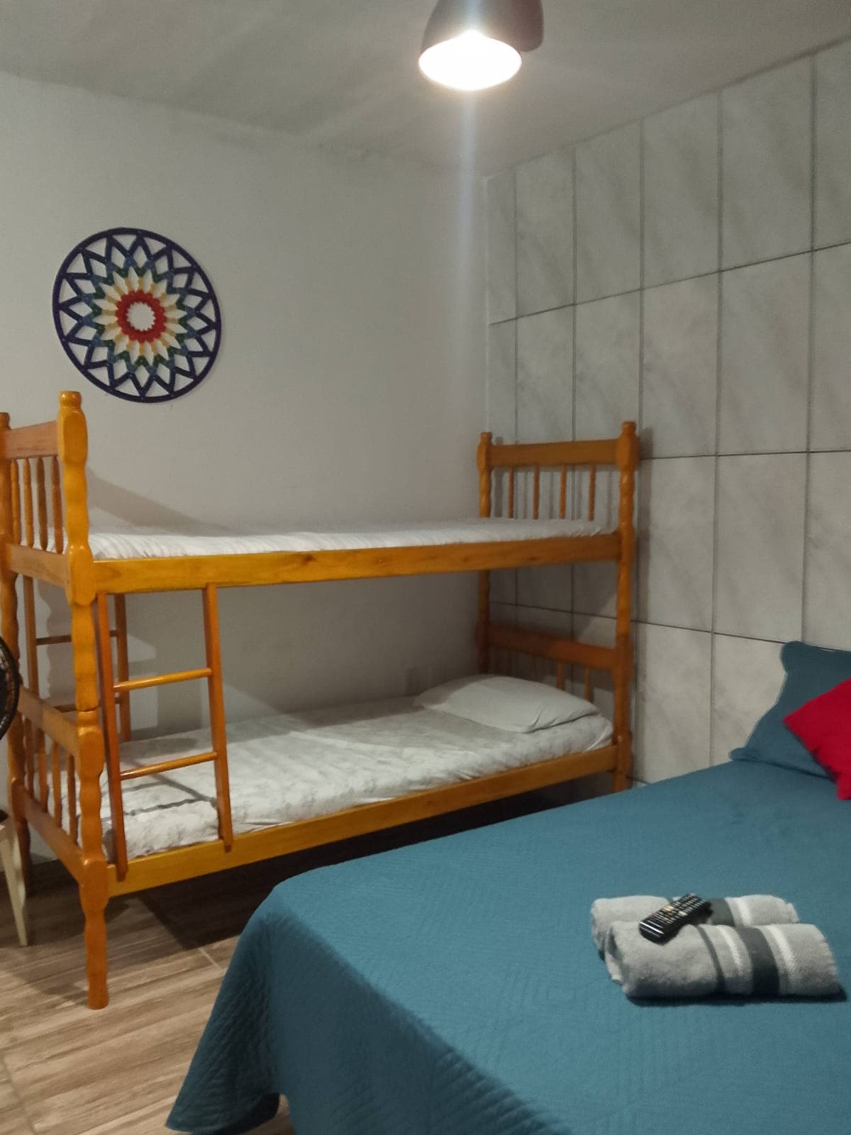 Acomodação com beliche na Pousada Guimarães