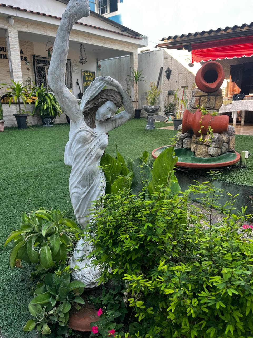 Jardim com escultura na Pousada Guimarães