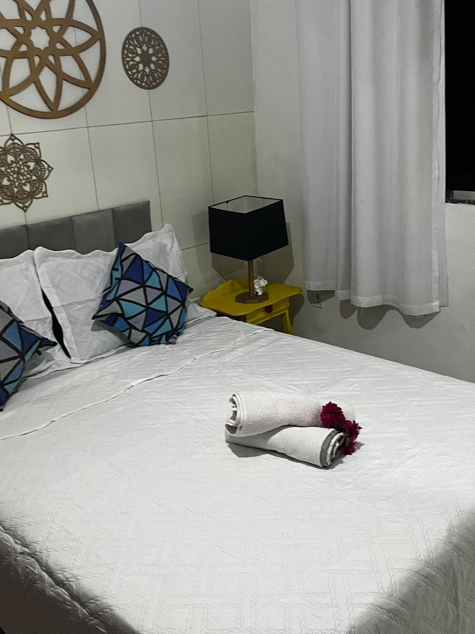 Cama com decoração na Pousada Guimarães