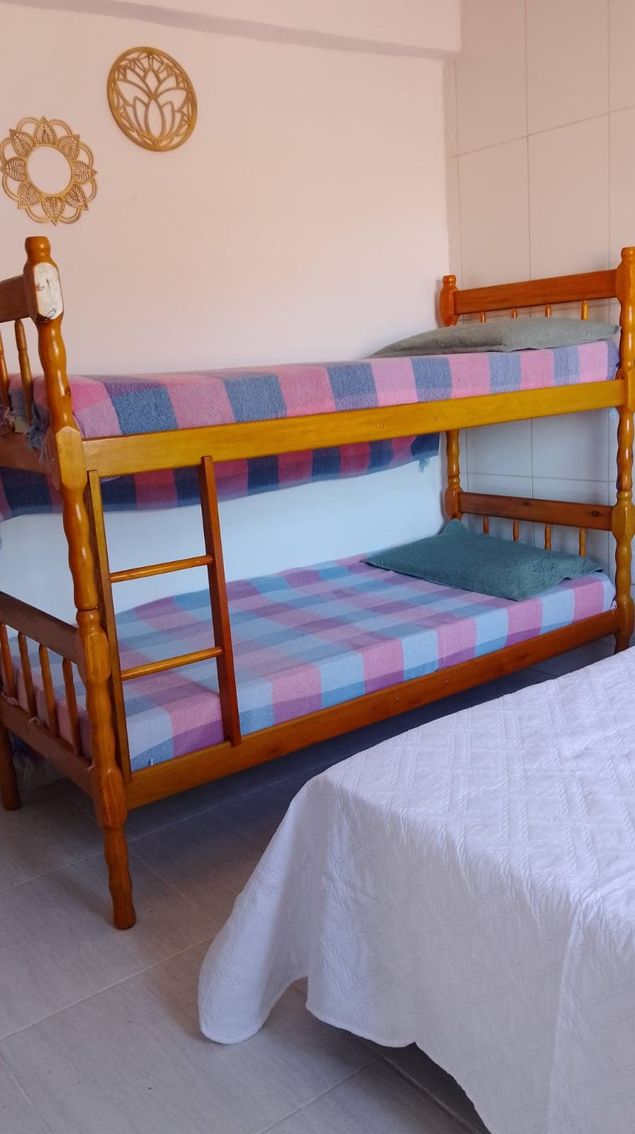 Quarto com beliche na Pousada Guimarães