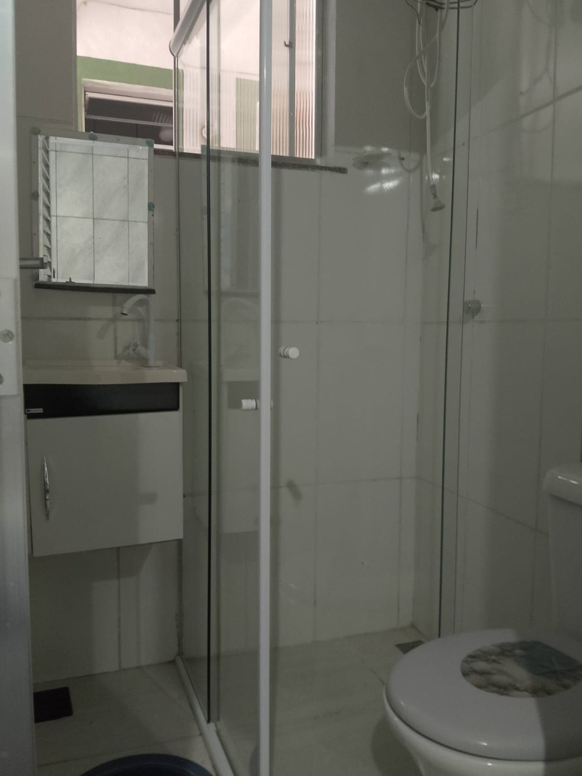 Banheiro com box na Pousada Guimarães