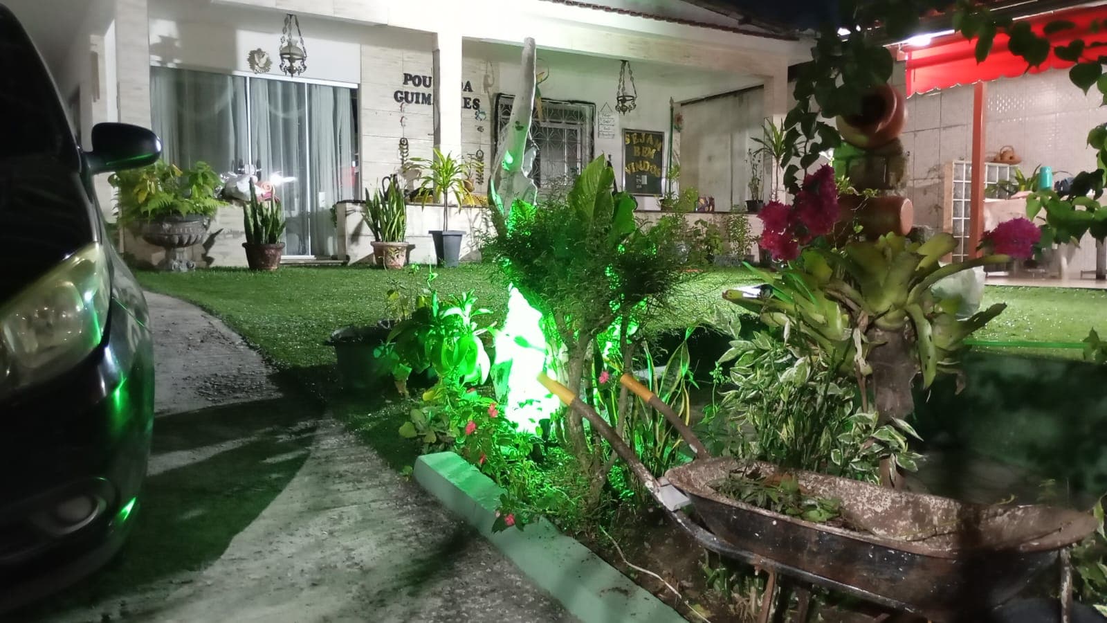 Área externa iluminada da Pousada Guimarães