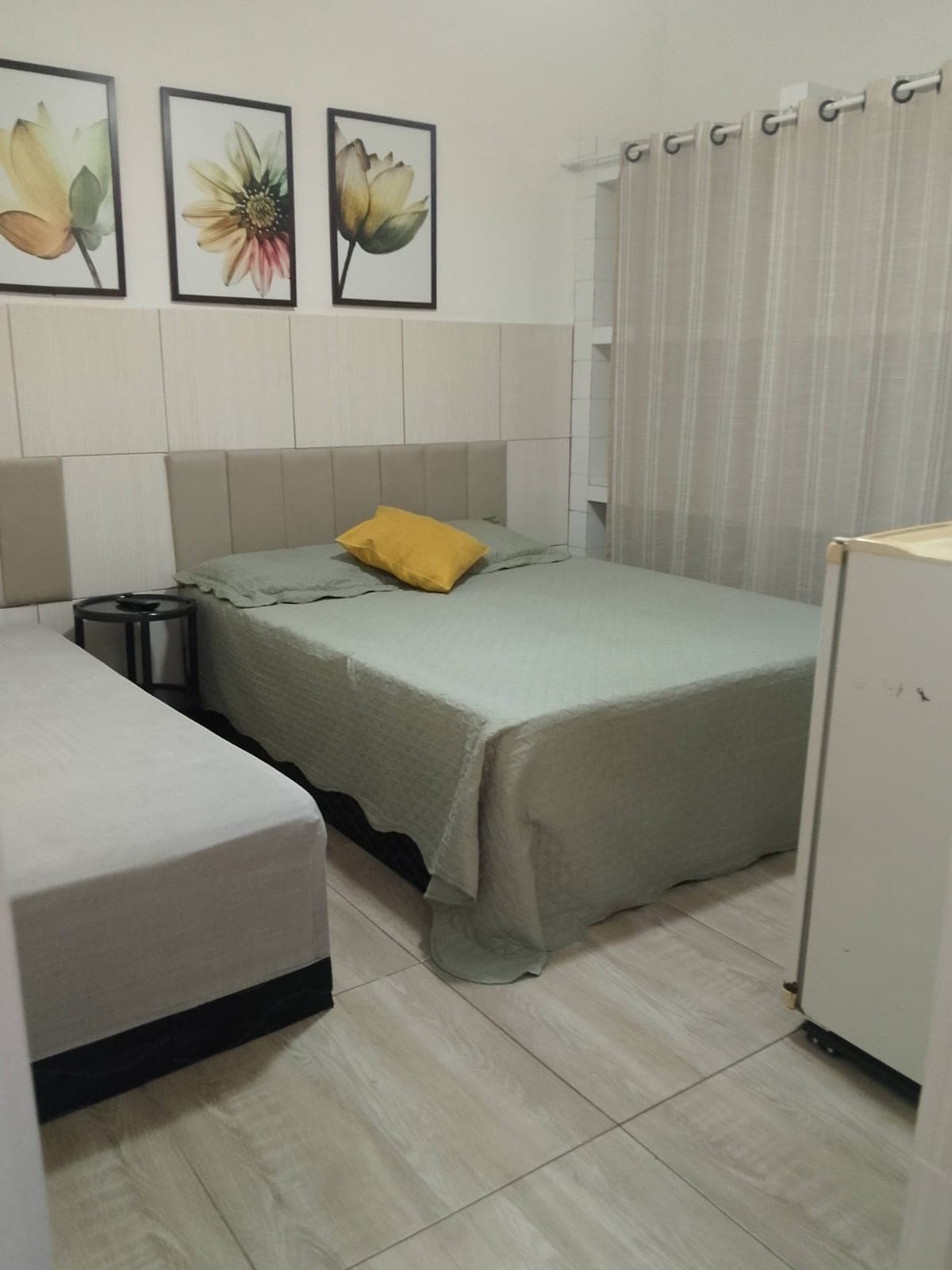 Acomodação clara e organizada da Pousada Guimarães
